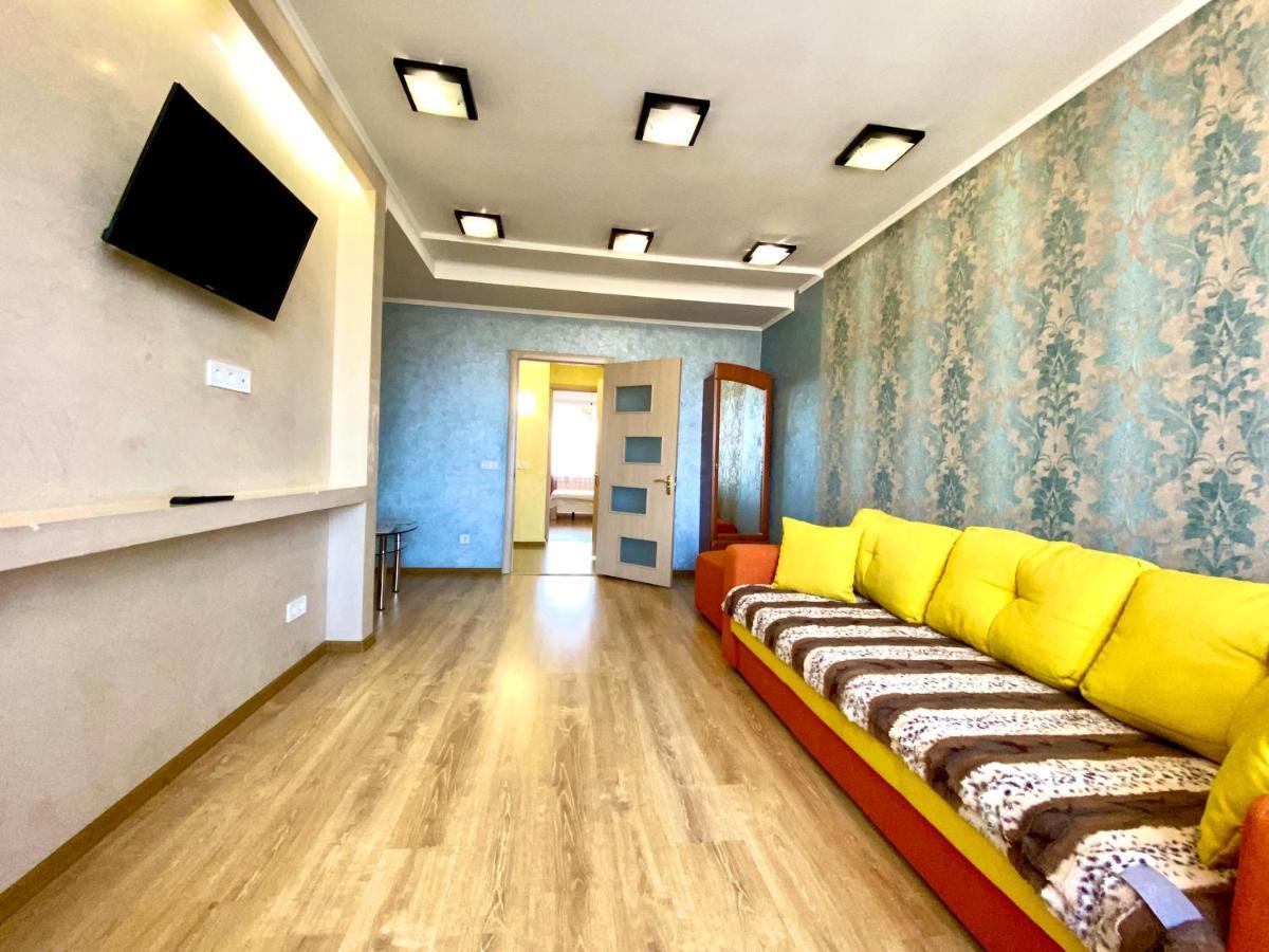Apartpoltava: Spacious Two-room With Secure Parking In Center *